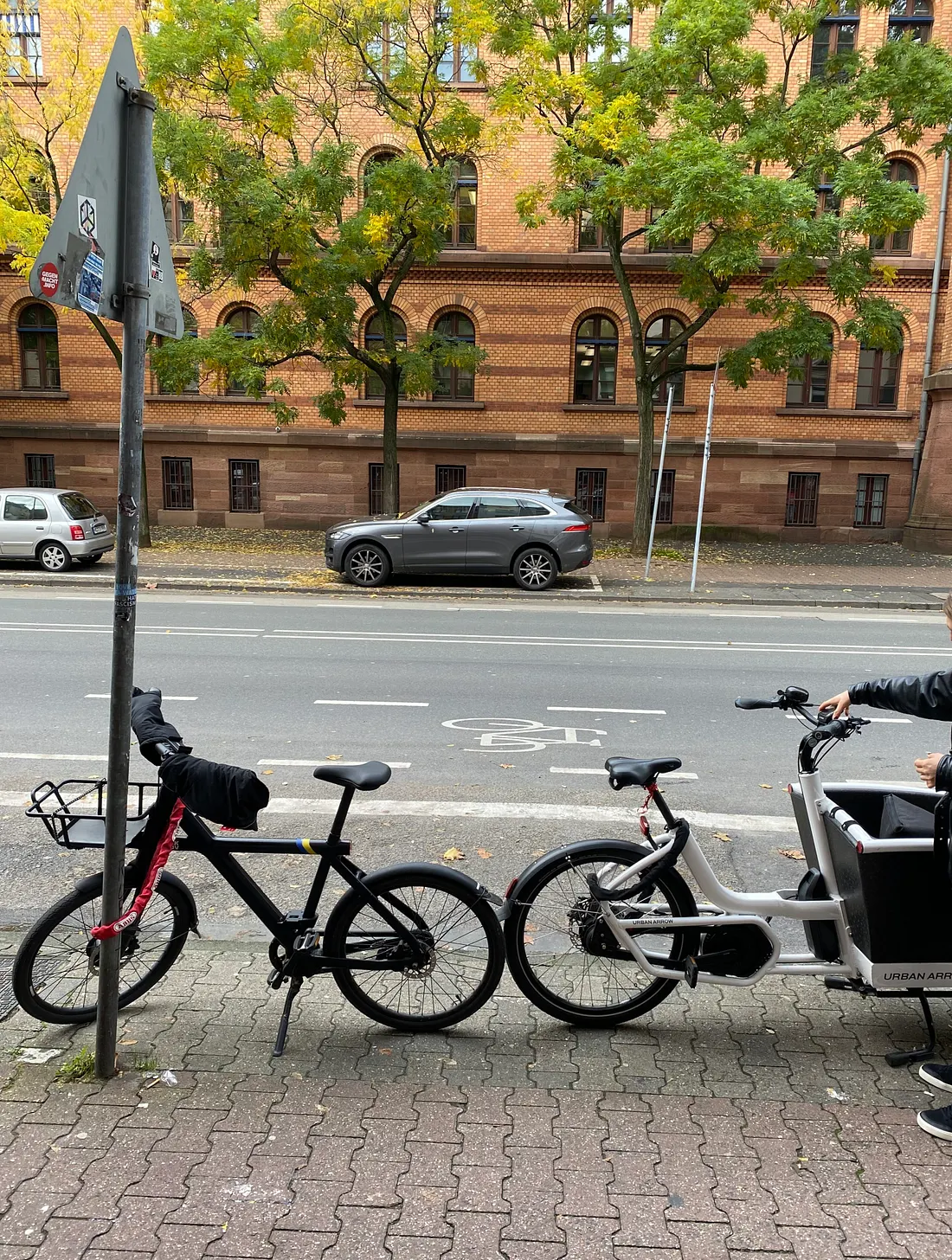 Trading 1500 kg of metal for two wheels even in November. The city looks different when you earn every meter